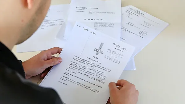 Sodstvo s svojimi odločbami medije tudi omejuje pri tem, kaj 
smejo objaviti. 