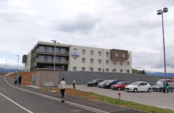 Nov dom starejših občanov, ki ga je v Pivki zgradila avstrijska 
SeneCura, bi že lahko sprejel stanovalce, a nima dovolj kadra. 