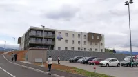 Nov dom starejših občanov, ki ga je v Pivki zgradila avstrijska 
SeneCura, bi že lahko sprejel stanovalce, a nima dovolj kadra. 