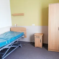 Sodobno opremljene sobe že čakajo na prve stanovalce. Kandidati 
lahko vloge za sprejem pošljejo po pošti ali na elektronski naslov: 
sprejem.pivka@senecura.si. 