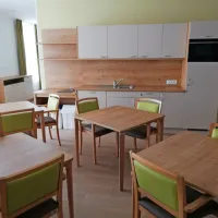 Kuhinja z jedilnico na oddelku za osebe z demenco, iz katerih je 
izhod na vrt. 