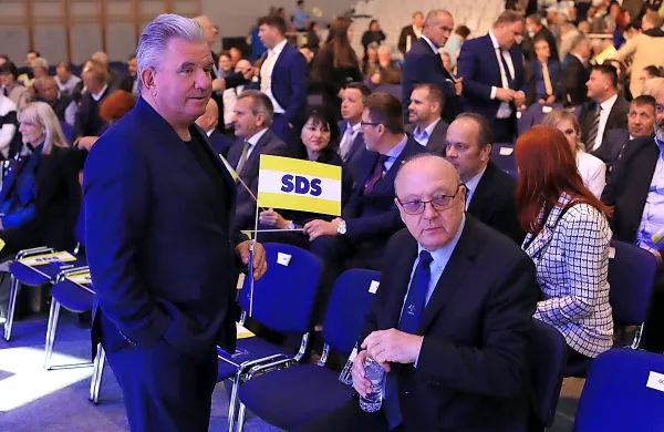 Vinko Gorenak (desno ob Andreju Vizjaku) je še vedno prepričan, 
da premier Robert Golob na položaju ne bo zdržal do konca 
leta.