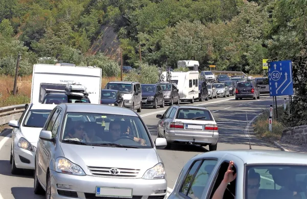 Kolone vozil na Šmarski cesti so pred dobrim desetletjem  
nastajale zgolj avgusta, kasneje čez vso poletno sezono, zdaj so 
prisotne že vsak konec tedna pa še vmes. Od letos je videti  tudi 
veliko tovornjakov.