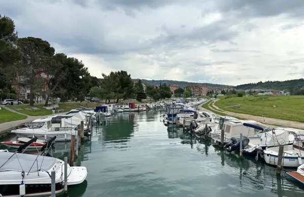 Za letni privez za  plovilo nad sedem metrov je v kanalu Fazan treba odšteti  kar 1700 evrov.