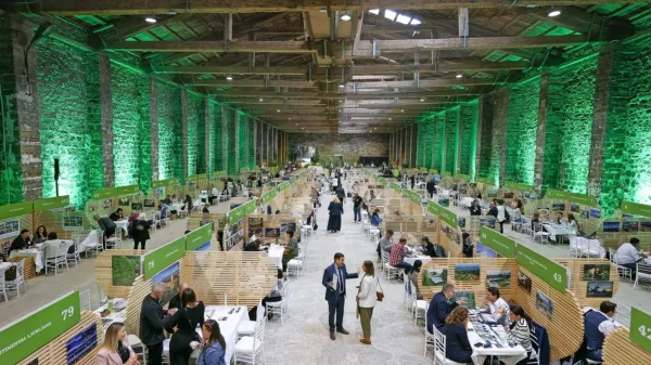 Včeraj so izvedli 3000 vnaprej dogovorjenih sestankov. Za 15-minutno srečanje so se ponudniki in kupci dogovorili prek aplikacije.