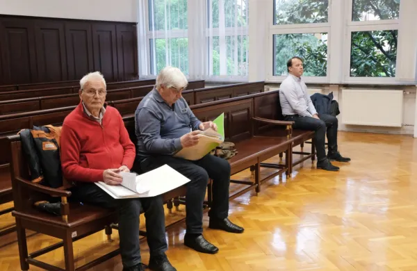 Vinko Jazbec in Marjan Orel  (prvi in drugi z leve) ter Damjan Gril 
(prvi z desne) vztrajajo, da niso krivi za očitke, pri katerih vztraja 
tožilstvo. 
