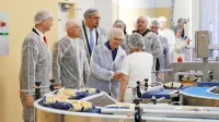 Član  Mlinotestove uprave Matija Majcenovič (prvi z leve) in predsednik uprave Danilo Kobal sta  novo pridobitev predstavila tudi županu Tadeju 
Beočaninu in predsednici države Nataši Pirc Musar.   