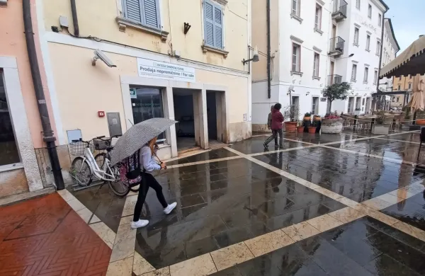 Prostore, v katerih je do lani delovala podružnica banke Intesa 
Sanpaolo, zdaj pa jih banka prodaja, si želi odkupiti Krajevna 
skupnost Piran.  