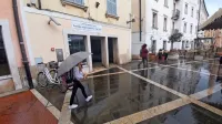 Prostore, v katerih je do lani delovala podružnica banke Intesa 
Sanpaolo, zdaj pa jih banka prodaja, si želi odkupiti Krajevna 
skupnost Piran.  