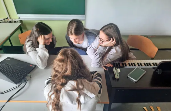 Alen  Kofol opozarja, da učenci ne znajo več tako dobro reševati 
medsebojnih konfliktov, ker   med  izobraževanjem na daljavo med 
covidom  niso mogli razvijati občutka sobivanja. Na potezi so šole,  
starši in širša družba.  

 
