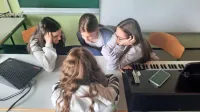 Alen  Kofol opozarja, da učenci ne znajo več tako dobro reševati 
medsebojnih konfliktov, ker   med  izobraževanjem na daljavo med 
covidom  niso mogli razvijati občutka sobivanja. Na potezi so šole,  
starši in širša družba.  

 