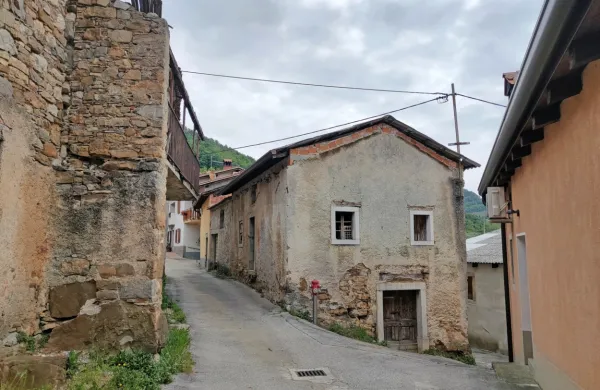 V razpršeni dom za starejše bi povezali prazne hiše in kmetije na 
podeželju (fotografija je simbolična).