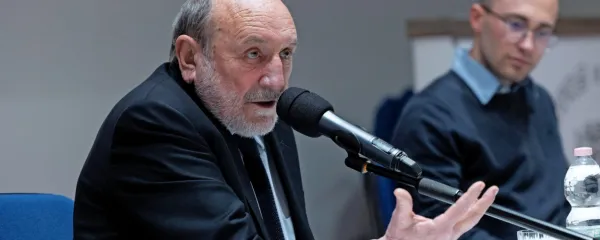 Italijanski filozof  Umberto Galimberti, s katerim se je pogovarjal  
Max Zuliani (desno), se je polni dvorani Narodnega doma v Trstu 
najprej opravičil, ker se nikdar ni naučil slovensko, čeprav je bil 
polna štiri desetletja poročen s Slovenko.     