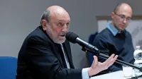 Italijanski filozof  Umberto Galimberti, s katerim se je pogovarjal  
Max Zuliani (desno), se je polni dvorani Narodnega doma v Trstu 
najprej opravičil, ker se nikdar ni naučil slovensko, čeprav je bil 
polna štiri desetletja poročen s Slovenko.     