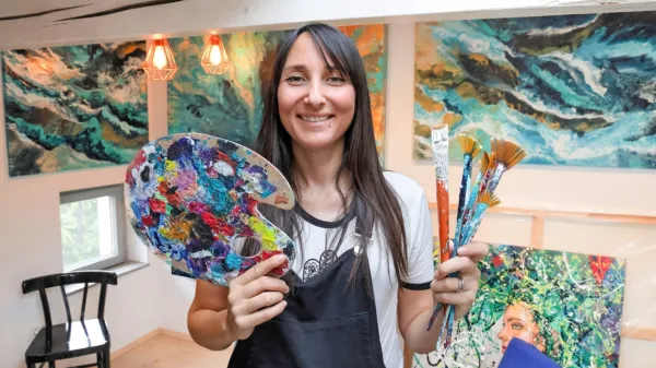 S paleto in čopiči ni Veronika Macarol Tadič nič manj spretna kot 
z jadralskimi vrvmi.