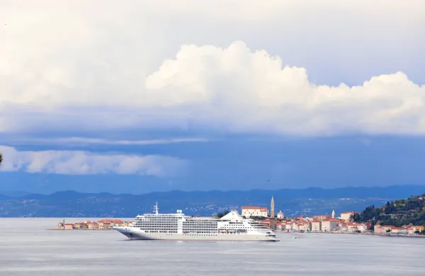  Potnike bodo do     obale pripeljale manjše ladje, imenovane tenderji, ki sprejmejo približno 150 ljudi.