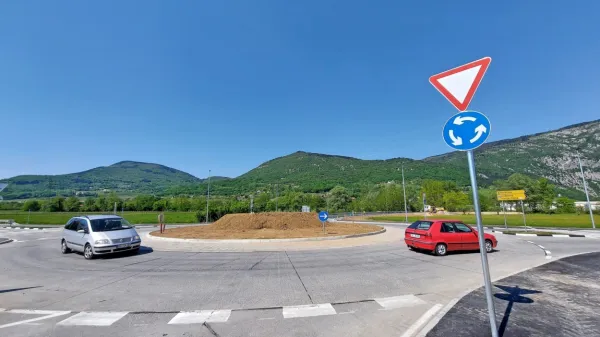 Avtomobili so se po prvem betonskem krožišču v Sloveniji zapeljali že konec aprila, a z gradnjo krožišča na 
Ajševici so izvajalci zaključili minulo sredo.