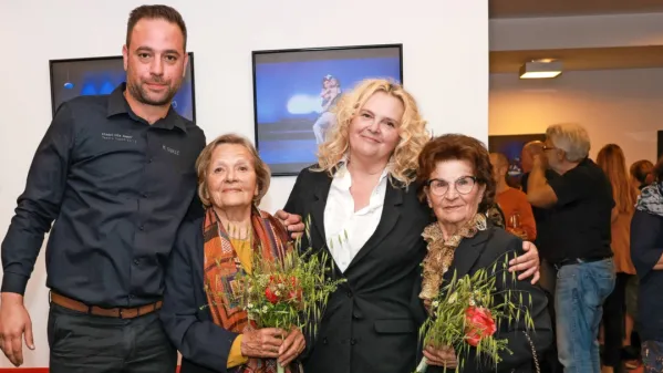 Smiljka Pobega Koprivc (levo) in Silvija Mozetič sta bili veseli 
prijetnega presenečenja.