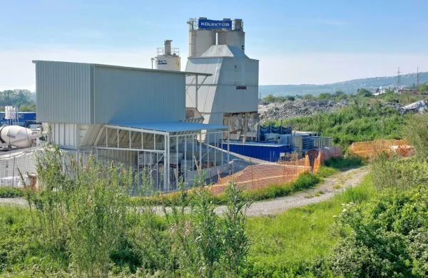 V betonarni na gradbišču drugega tira v Dekanih so sprejeli 
nekatere ukrepe, s katerimi so zmanjšali prašenje in hrup ter tako 
vsaj nekoliko omilili težave domačinov.