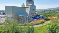 V betonarni na gradbišču drugega tira v Dekanih so sprejeli 
nekatere ukrepe, s katerimi so zmanjšali prašenje in hrup ter tako 
vsaj nekoliko omilili težave domačinov.