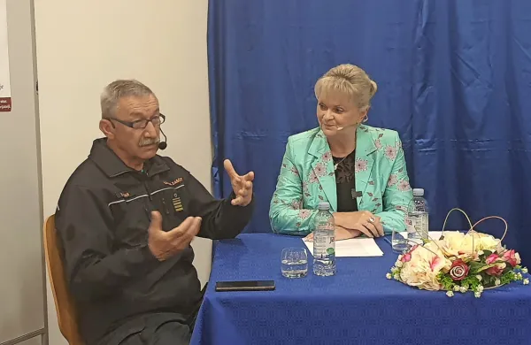 S poveljnikom civilne zaščite Srečkom Šestanom se je v bistriški 
Knjižnici Makse Samsa pogovarjala direktorica Damijana Hrabar.  