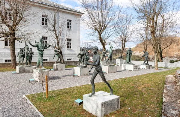 Muzej novejše zgodovine je  enajst kipov iz socialističnega povojnega obdobja priznanih slovenskih in hrvaških kiparjev iz 
parka Brdo v Park vojaške zgodovine v Pivki premestil v začetku 
leta 2022.