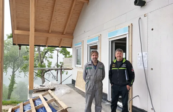 Vojko Mrak in Karel Laharnar (na širokem balkonu) se zahvaljujeta 
vsem za pomoč. 