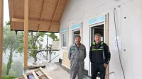 Vojko Mrak in Karel Laharnar (na širokem balkonu) se zahvaljujeta 
vsem za pomoč. 
