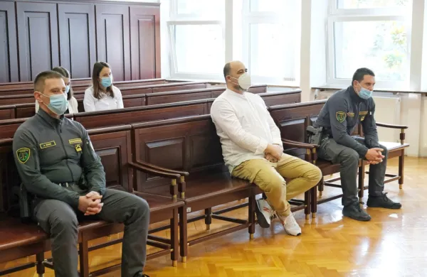 









 





Novogoričan Aleš L. je povedal, da sta ga k dobavljanju kokaina 
nagovorila tajna delavca.