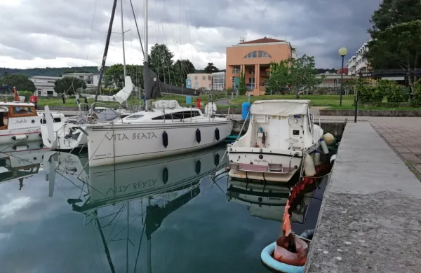  Ker se meteorni vod izteka v bližini pomola E, so tanki oljni madeži 
najprej vidni v tem delu marine. Čeprav so tam  postavljene baraže 
in pivniki, naftni filter uhaja preko njih.       