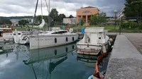  Ker se meteorni vod izteka v bližini pomola E, so tanki oljni madeži 
najprej vidni v tem delu marine. Čeprav so tam  postavljene baraže 
in pivniki, naftni filter uhaja preko njih.       