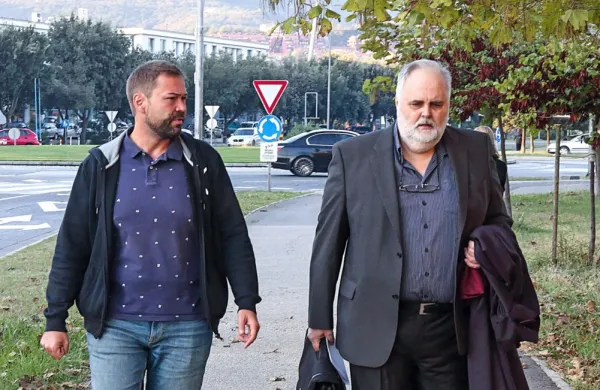 Sebastjan  Kokl  (levo)  z  odvetnikom  Bojanom  Pečnikom.