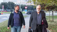 Sebastjan  Kokl  (levo)  z  odvetnikom  Bojanom  Pečnikom.