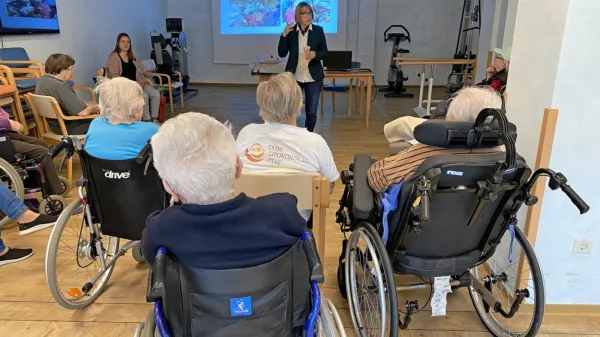 Sodelavci muzeja so starostnikom predstavili projekt Demenci 
prijazna točka. 