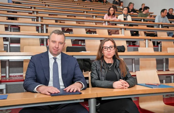 

Kdo bo prevzel vajeti UP v novem mandatnem obdobju?  Aktualna 
rektorica dr. Klavdija Kutnar ali njen izzivalec dr. Matjaž Novak?  