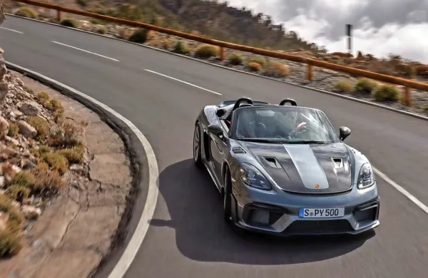  Prvič novinca predstavijo na junijski visoki obletnici znamke 
Porsche.