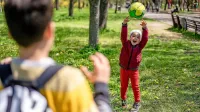 Pogosto se bolezen pojavi že v otroštvu, potrebno sta čim hitrejša 
diagnoza in zdravljenje. 