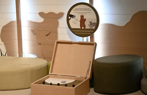 V centru Dina so predstavljeni izzivi  in načini, ki lokalnemu prebivalstvu in velikim zverem omogočajo sobivanje (na fotografiji nove 
postaje). 