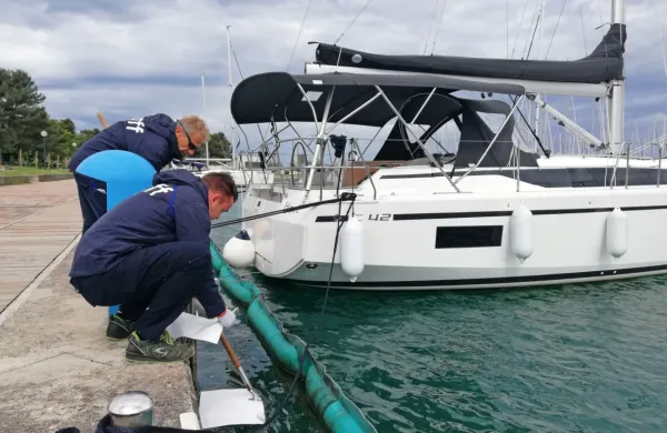 Delavci Portinga, upravljalca marine, vsaki dve uri ali tri menjujejo  
pivnike (ko se preveč  prepojijo z nafto). Pivnike in baraže jim je 
dala Uprava za pomorstvo, a jim bo uporabo   zaračunala.