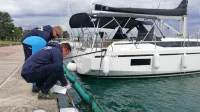 Delavci Portinga, upravljalca marine, vsaki dve uri ali tri menjujejo  
pivnike (ko se preveč  prepojijo z nafto). Pivnike in baraže jim je 
dala Uprava za pomorstvo, a jim bo uporabo   zaračunala.
