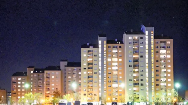 



Sredi lanskega marca  je v  Ulici Gradnikove brigade Valentina T. z nožem zabodla nasilnega partnerja.