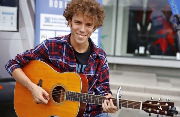 Marko Čadež Mačkić se bolj kot v klasični glasbi najde v popularnih 
vodah. 