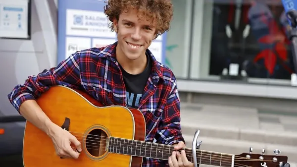 Marko Čadež Mačkić se bolj kot v klasični glasbi najde v popularnih 
vodah. 