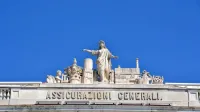 Delo beneškega kiparja Pietra Zandomeneghija na palači Stratti, ki 
gleda na Veliki trg, priča o prepletanju antične simbolike z 
novostmi, ki so Trstu omogočile ekonomski    razcvet.