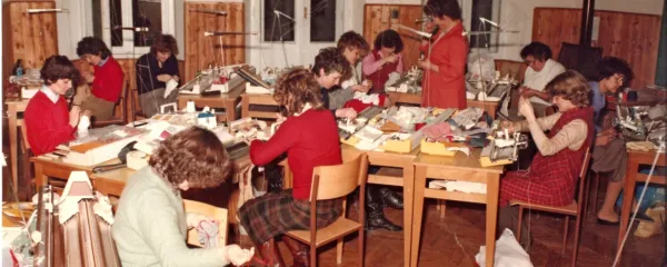 Tečaj strojnega pletenja, pozna osemdeseta (fotografija iz arhiva 
LU Koper).
