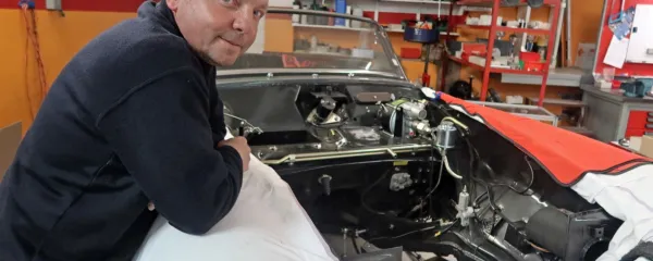 Edo Čuk v svoji delavnici ob Mercedesovem cabrioletu iz leta 
1956.