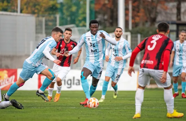 Novogoričani (v modro-belih dresih) in Sežanci so se v zadnjem 
medsebojnem dvoboju v športnem parku razšli z remijem. Kako 
bo nocoj? 