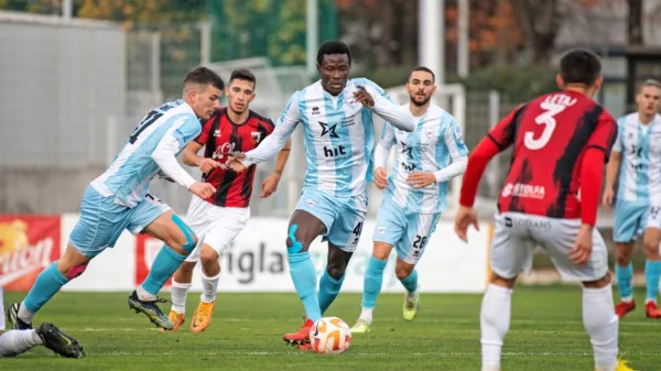 Novogoričani (v modro-belih dresih) in Sežanci so se v zadnjem 
medsebojnem dvoboju v športnem parku razšli z remijem. Kako 
bo nocoj? 