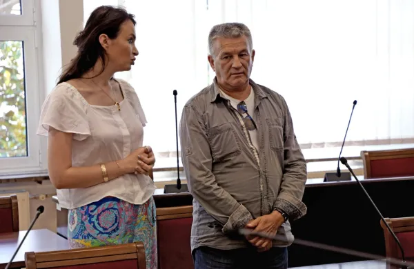 Franjo Keleminović ob razglasitvi sodbe s prejšnjo odvetnico. 
