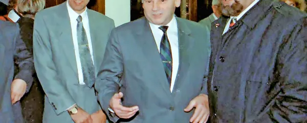 Janez Janša (levo) s predhodnikoma na čelu stranke, že pokojnima dr. Jožetom Pučnikom in ustanoviteljem SDSS Francetom 
Tomšičem (desno).